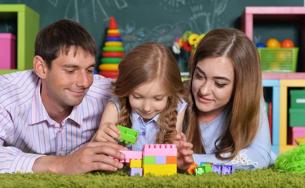 Mädchen Mit Mutter Und Vater Spielen Mit Bunten Plastikklötzen — Stockfoto