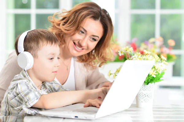 Mãe Filho Usando Laptop Moderno — Fotografia de Stock