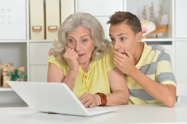祖母は孫とノートパソコンを使って — ストック写真