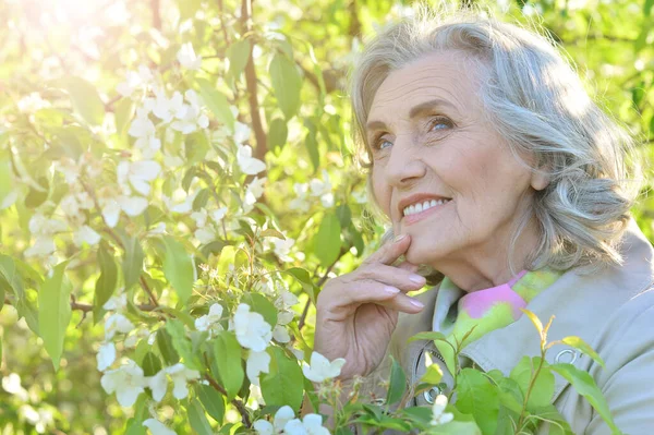 Feliz Sonriente Mujer Mayor Posando Parque Aire Libre — Foto de Stock