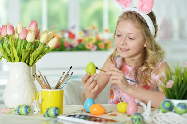 Šťastná Dcera Nosí Králičí Uši Zdobení Velikonoční Vejce — Stock fotografie