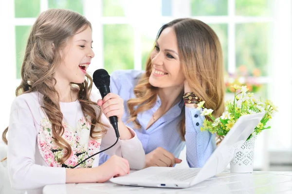 Madre Hija Con Computadora Portátil Cantando Karaoke — Foto de Stock