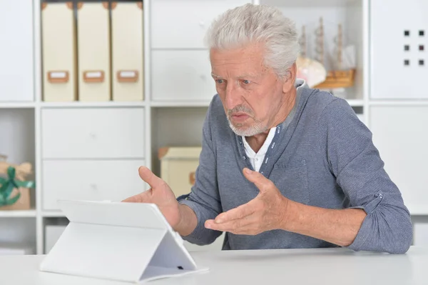 Starší Muž Tabletovým Počítačem Doma — Stock fotografie