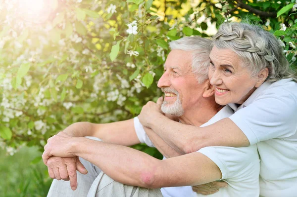 Glada Äldre Par Poserar Parken — Stockfoto