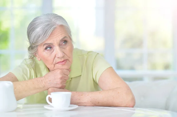 Trieste Senior Vrouw Drinken Thee Thuis — Stockfoto