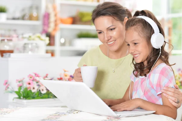 Moeder Dochter Zoek Naar Laptop Computer — Stockfoto