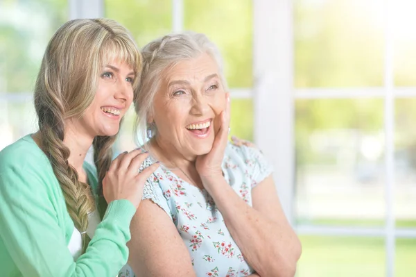 Reife Frau Umarmt Mit Erwachsener Tochter Hause — Stockfoto