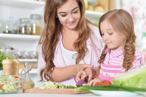 Annesi Ile Birlikte Mutfak Masasında Salata Pişiren Bir Kız — Stok fotoğraf