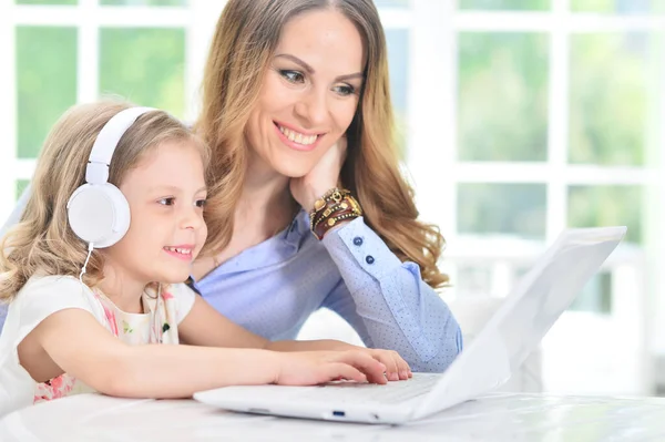 Moeder Dochter Met Laptop Computer — Stockfoto