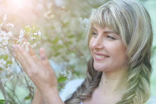 Kiraz Ağacında Poz Veren Güzel Bir Genç Kadının Portresi — Stok fotoğraf