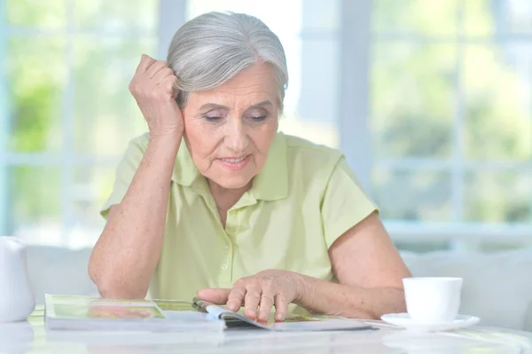 Porträtt Glad Äldre Kvinna Läsa Tidningen — Stockfoto