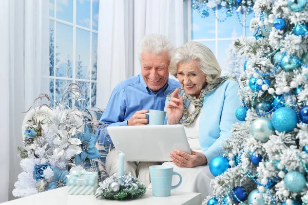 Amüsantes Paar Weihnachten Mit Laptop Hause — Stockfoto