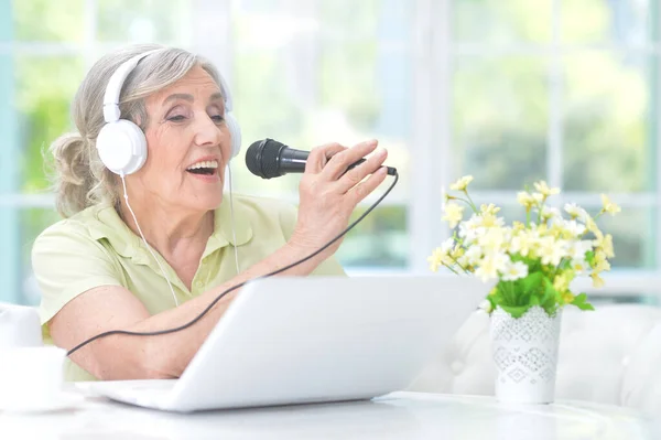 Ritratto Bella Donna Anziana Che Canta Karaoke Con Computer Portatile — Foto Stock