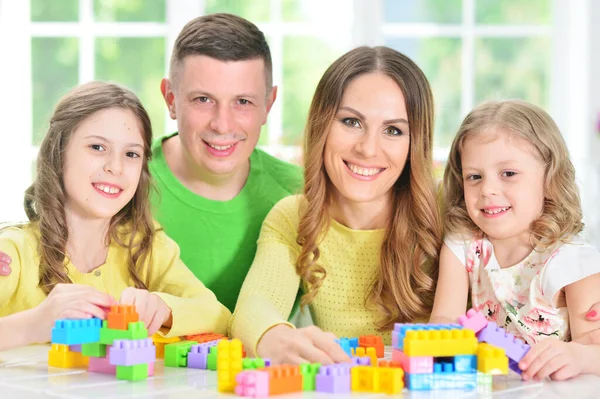 Fille Avec Mère Père Jouer Avec Des Blocs Plastique Coloré — Photo