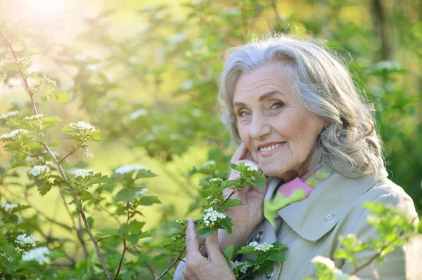 Glad Leende Äldre Kvinna Poserar Utomhus — Stockfoto