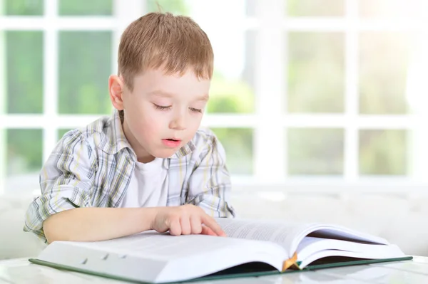 Liten Pojke Läser Bok Vid Bordet — Stockfoto