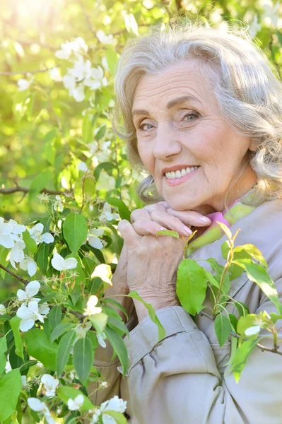 Mutlu Gülümseyen Yaşlı Kadın Parkta Poz Veriyor — Stok fotoğraf