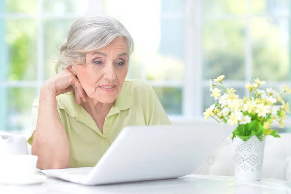 Senior Kvinna Som Använder Laptop Hemma — Stockfoto