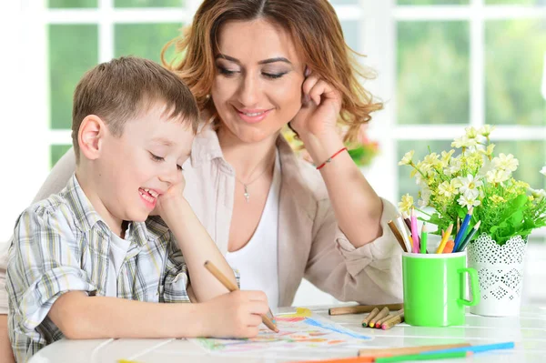 Närbild Leende Mor Och Son Ritning Med Pennor — Stockfoto