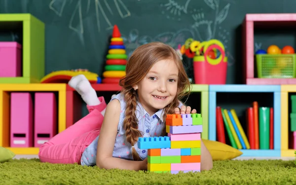 Felice Simpatica Bambina Che Gioca Con Cubi — Foto Stock