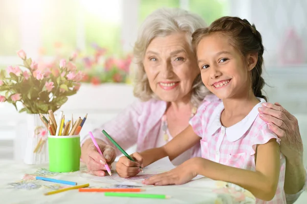 Portret Van Een Schattig Klein Meisje Tekening Met Haar Grootmoeder — Stockfoto