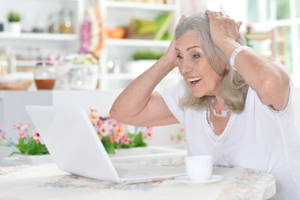 Mujer Mayor Feliz Usando Ordenador Portátil Casa —  Fotos de Stock