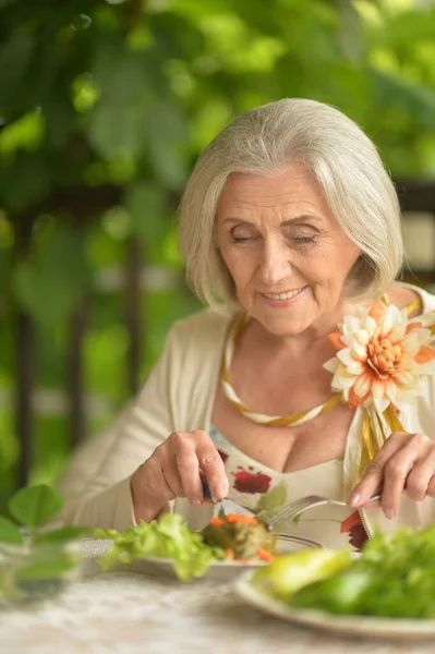 Senior Vrouw Met Een Diner Restaurant — Stockfoto