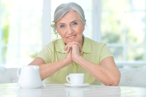 家中一杯茶的漂亮老年妇女的画像 — 图库照片
