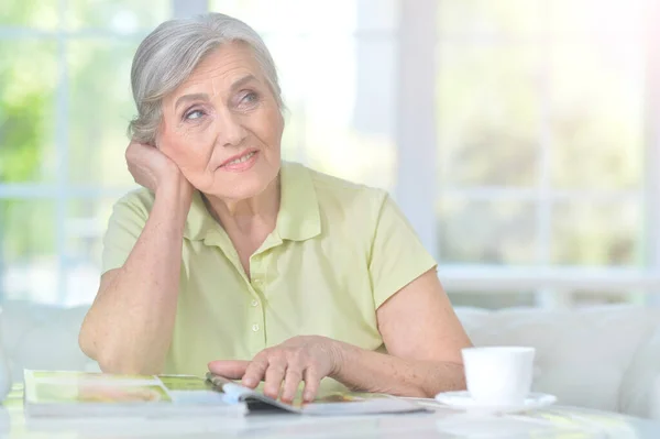 Portrait Happy Aged Woman Reading Magazine — Stock Photo, Image