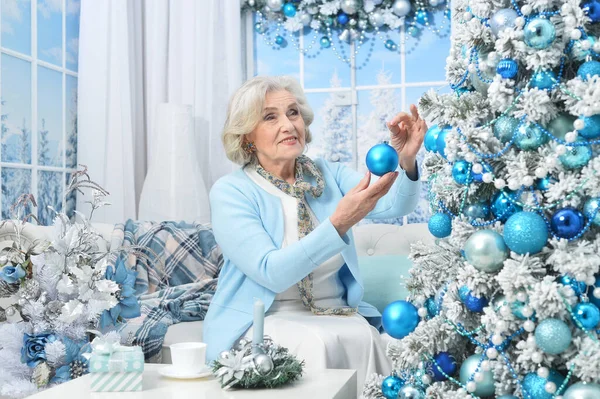 Šťastná Usměvavá Starší Žena Pózující Vánoce — Stock fotografie