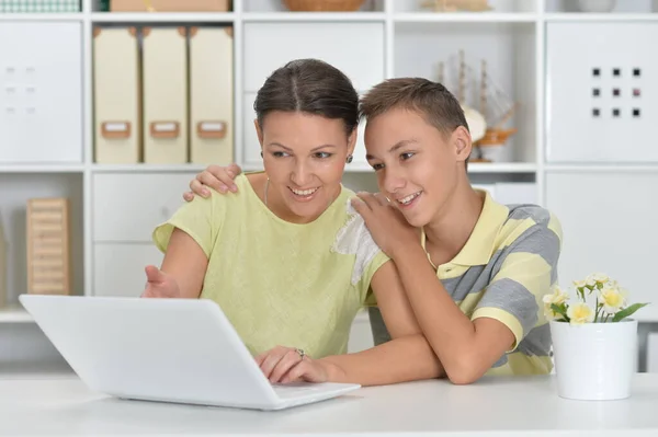 Moeder Zoon Met Behulp Van Moderne Laptop — Stockfoto