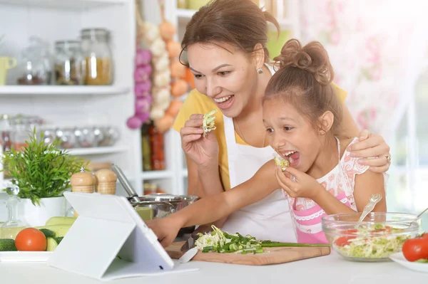 Carino Bambina Con Sua Madre Cucinare Insieme Tavolo Cucina Immagini Stock Royalty Free