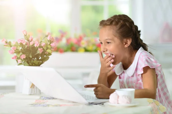 Porträt Der Schönen Kleinen Mädchen Mit Laptop Stockbild