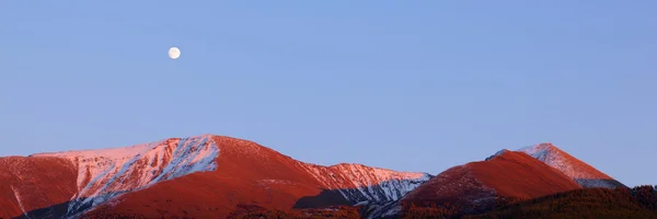 Xinjiang, china: luna sobre la montaña — Foto de Stock