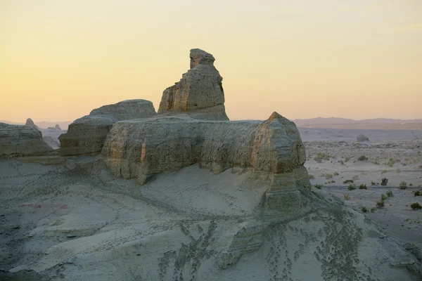 Xinjiang, china: human-shaped rock in gobi desert — Stock Photo, Image