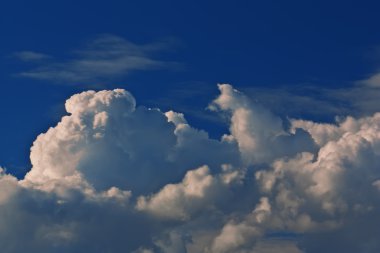 Beyaz kümülüs bulutları