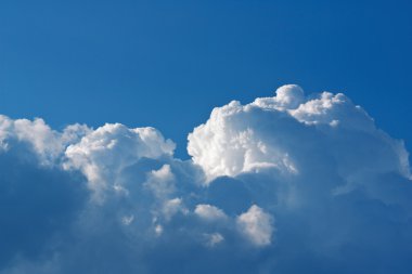 Beyaz kümülüs bulutları