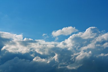 Beyaz kümülüs bulutları