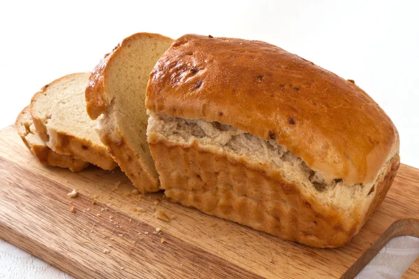 Frisches Brot in Scheiben geschnitten — Stockfoto