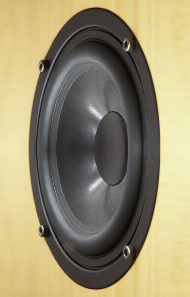 Low frequency loudspeaker with vibrating diaphragm