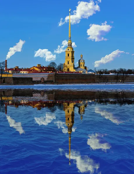 Gold plated spire with angel — Stock Photo, Image