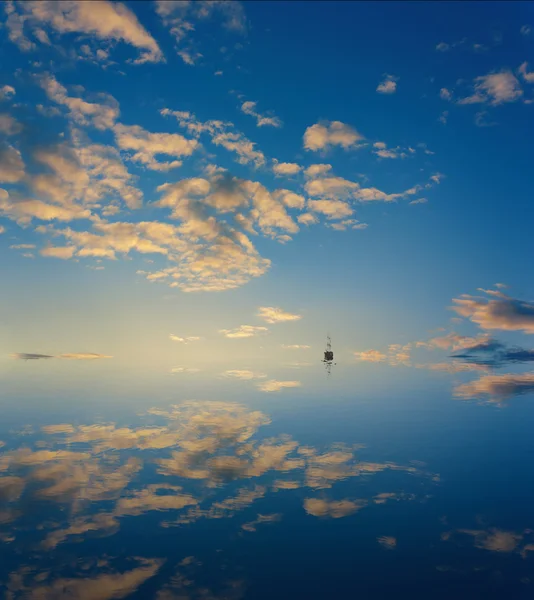 Cloud sky mirror in sea — Stock Photo, Image