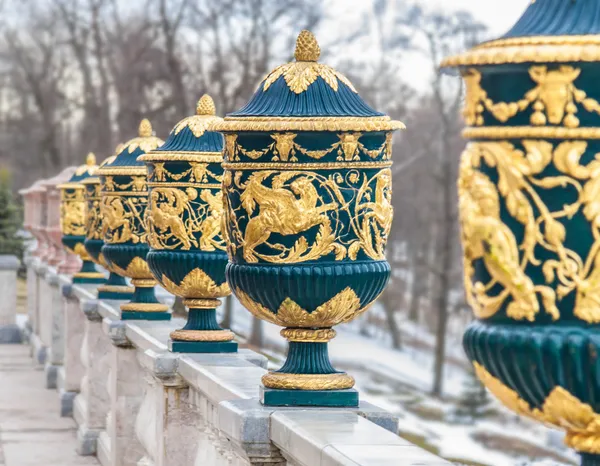 Jarrones dorados Peterhof — Foto de Stock