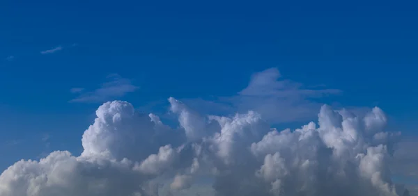 Белые кучевые облака — стоковое фото
