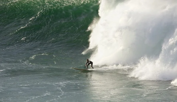 Srufing grande vague au Gipuzkoa — Photo