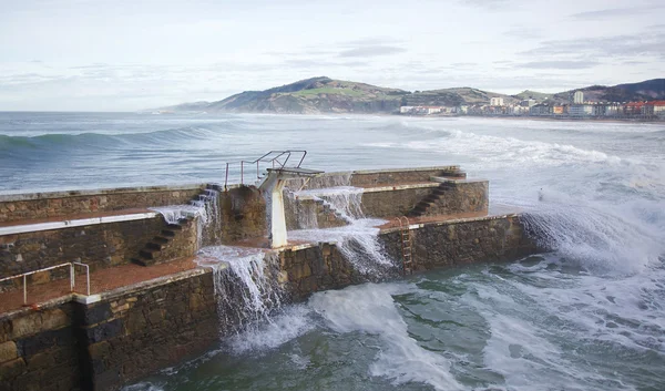 Хвилі на пляжі в місті Zarautz — стокове фото