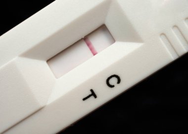 Bir antijen test aygıtı 