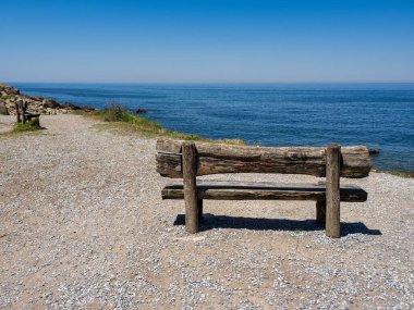 Gipuzkoa sahilinde boş bir ahşap bank.