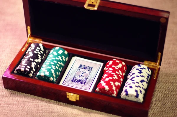 Poker resväska med pokermarker och spelkort Royaltyfria Stockfoton