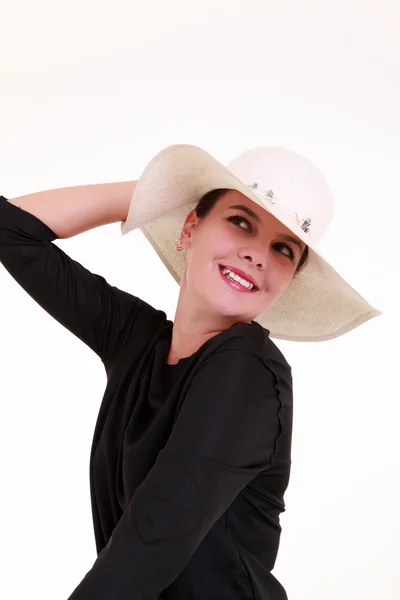 Mujer joven con sombrero de verano blanco — Foto de Stock